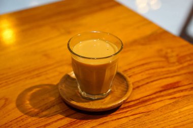 Purwokerto City, Central Java, Endonezya 'da Endonezya kahvesinin güzel tadı. 20 Kasım 2024 'te bir profesyonel tarafından çekilmiş. Endonezya kültürüyle güzel bir kahve.