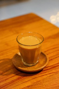 Purwokerto City, Central Java, Endonezya 'da Endonezya kahvesinin güzel tadı. 20 Kasım 2024 'te bir profesyonel tarafından çekilmiş. Endonezya kültürüyle güzel bir kahve.