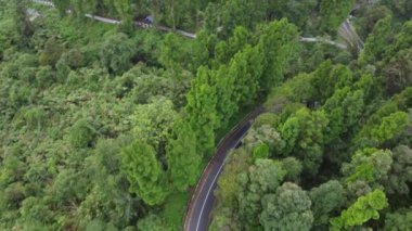 Banyumas Regency, Central Java, Endonezya 'daki Baturaden Manzarası' nın insansız hava aracı görüntüsü. 2 Aralık 2024 'te bir profesyonel tarafından çekilmiştir. Güzel manzaralı harika bir manzara.