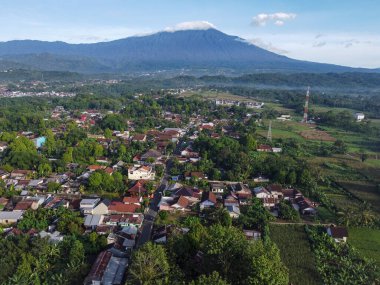 Banyumas Regency, Central Java, Endonezya 'daki Baturaden şehrinin insansız hava aracı görüntüsü. 01 Ocak 2024 'te bir profesyonel tarafından çekilmiştir. Güzel manzaralı harika bir şehir manzarası.