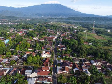 Banyumas Regency, Central Java, Endonezya 'daki Baturaden şehrinin insansız hava aracı görüntüsü. 01 Ocak 2024 'te bir profesyonel tarafından çekilmiştir. Güzel manzaralı harika bir şehir manzarası.