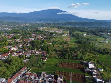 Banyumas Regency, Central Java, Endonezya 'daki Baturaden şehrinin insansız hava aracı görüntüsü. 01 Ocak 2024 'te bir profesyonel tarafından çekilmiştir. Güzel manzaralı harika bir şehir manzarası.