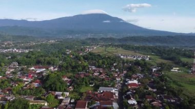 Banyumas Regency, Central Java, Endonezya 'daki Baturaden şehrinin insansız hava aracı görüntüsü. 01 Ocak 2024 'te bir profesyonel tarafından çekilmiştir. Güzel manzaralı harika bir şehir manzarası.
