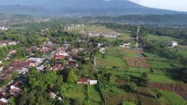 Banyumas Regency, Central Java, Endonezya 'daki Baturaden şehrinin insansız hava aracı görüntüsü. 01 Ocak 2024 'te bir profesyonel tarafından çekilmiştir. Güzel manzaralı harika bir şehir manzarası.