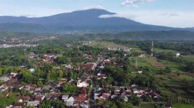 Banyumas Regency, Central Java, Endonezya 'daki Baturaden şehrinin insansız hava aracı görüntüsü. 01 Ocak 2024 'te bir profesyonel tarafından çekilmiştir. Güzel manzaralı harika bir şehir manzarası.