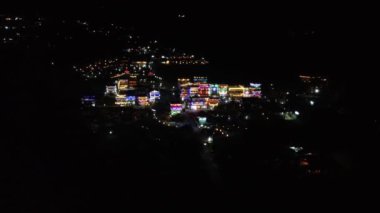 Banyumas Regency, Central Java, Endonezya 'daki Baturaden şehrinin insansız hava aracı görüntüsü. 01 Ocak 2024 'te bir profesyonel tarafından çekilmiştir. Güzel manzaralı harika bir şehir manzarası.