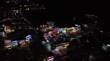 Banyumas Regency, Central Java, Endonezya 'daki Baturaden şehrinin insansız hava aracı görüntüsü. 01 Ocak 2024 'te bir profesyonel tarafından çekilmiştir. Güzel manzaralı harika bir şehir manzarası.