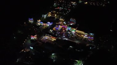 Banyumas Regency, Central Java, Endonezya 'daki Baturaden şehrinin insansız hava aracı görüntüsü. 01 Ocak 2024 'te bir profesyonel tarafından çekilmiştir. Güzel manzaralı harika bir şehir manzarası.