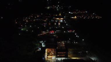 Banyumas Regency, Central Java, Endonezya 'daki Baturaden şehrinin insansız hava aracı görüntüsü. 01 Ocak 2024 'te bir profesyonel tarafından çekilmiştir. Güzel manzaralı harika bir şehir manzarası.