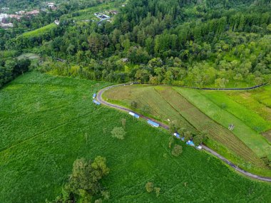 Banyumas Regency, Central Java, Endonezya 'daki Baturaden manzarasının insansız hava aracı görüntüsü. 8 Ocak 2025 'te bir profesyonel tarafından çekilmiştir. Güzel manzaralı harika bir manzara.