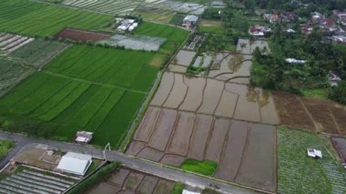 Banyumas Regency, Central Java, Endonezya 'daki Baturaden manzarasının insansız hava aracı görüntüsü. 9 Ocak 2025 'te bir profesyonel tarafından çekilmiş. Güzel manzaralı harika bir manzara.