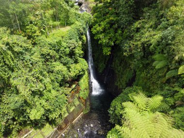 Banyumas Regency, Central Java, Endonezya 'daki Baturaden manzarasının insansız hava aracı görüntüsü. 9 Ocak 2025 'te bir profesyonel tarafından çekilmiş. Güzel manzaralı harika bir manzara.