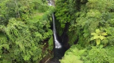 Banyumas Regency, Central Java, Endonezya 'daki Baturaden manzarasının insansız hava aracı görüntüsü. 9 Ocak 2025 'te bir profesyonel tarafından çekilmiş. Güzel manzaralı harika bir manzara.