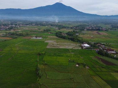 Banyumas Regency, Central Java, Endonezya 'daki Slamet Dağı' nın insansız hava aracı görüntüsü. 15 Ocak 2025 'te bir profesyonel tarafından çekilmiş. Güzel manzaralı harika bir manzara.