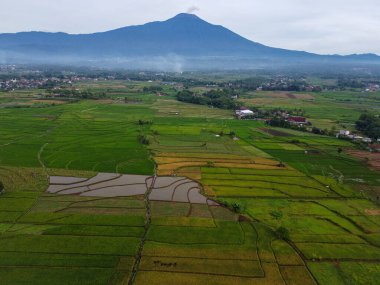 Banyumas Regency, Central Java, Endonezya 'daki Slamet Dağı' nın insansız hava aracı görüntüsü. 15 Ocak 2025 'te bir profesyonel tarafından çekilmiş. Güzel manzaralı harika bir manzara.