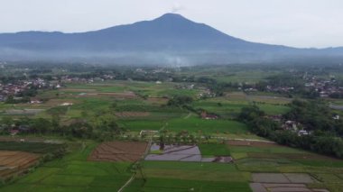 Banyumas Regency, Central Java, Endonezya 'daki Slamet Dağı' nın insansız hava aracı görüntüsü. 15 Ocak 2025 'te bir profesyonel tarafından çekilmiş. Güzel manzaralı harika bir manzara.