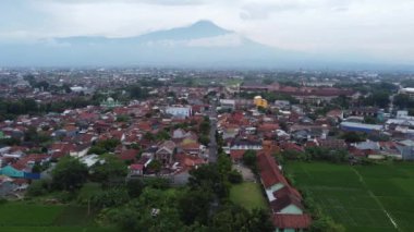 Banyumas Regency, Central Java, Endonezya 'daki Purwokerto şehrinin insansız hava aracı görüntüsü. 21 Ocak 2025 'te bir profesyonel tarafından çekildi. Güzel manzaralı harika bir şehir manzarası.