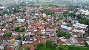 Banyumas Regency, Central Java, Endonezya 'daki Purwokerto şehrinin insansız hava aracı görüntüsü. 21 Ocak 2025 'te bir profesyonel tarafından çekildi. Güzel manzaralı harika bir şehir manzarası.