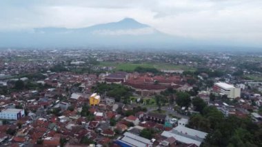 Banyumas Regency, Central Java, Endonezya 'daki Purwokerto şehrinin insansız hava aracı görüntüsü. 21 Ocak 2025 'te bir profesyonel tarafından çekildi. Güzel manzaralı harika bir şehir manzarası.