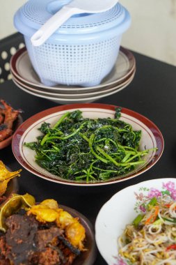 Baharat açısından zengin Endonezya mutfağı, 6 Şubat 2025 'te yakalandı. Canlı renkler ve aromatik malzemeler lezzetli ve otantik bir mutfak sahnesi yaratır.