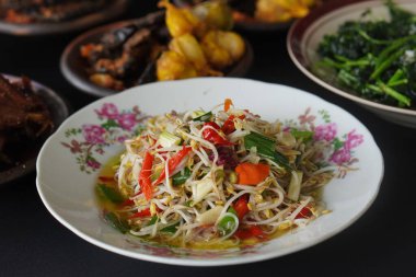 Baharat açısından zengin Endonezya mutfağı, 6 Şubat 2025 'te yakalandı. Canlı renkler ve aromatik malzemeler lezzetli ve otantik bir mutfak sahnesi yaratır.