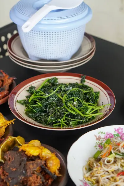 Baharat açısından zengin Endonezya mutfağı, 6 Şubat 2025 'te yakalandı. Canlı renkler ve aromatik malzemeler lezzetli ve otantik bir mutfak sahnesi yaratır.