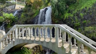 Endonezya 'daki Majestic Grojogan Ratu şelalesi, 10 Şubat 2025' te ele geçirildi. Şelale gibi akan su, yemyeşil tropikal yeşillikler boyunca akar, dingin ve nefes kesici bir doğal manzara yaratır.