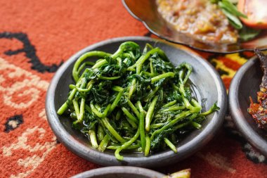 Baharat açısından zengin Endonezya mutfağı, 10 Şubat 2025 'te ele geçirildi. Canlı renkler ve aromatik malzemeler lezzetli ve otantik bir mutfak deneyimi yaratıyor.