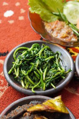 Baharat açısından zengin Endonezya mutfağı, 10 Şubat 2025 'te ele geçirildi. Canlı renkler ve aromatik malzemeler lezzetli ve otantik bir mutfak deneyimi yaratıyor.