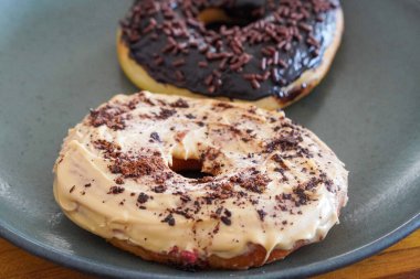 Yumuşak ve pofuduk çörekler, 13 Şubat 2025 'te yakalanan ince şekerle toz haline getirildi. Altın sarısı dokular ve tatlı kaplamalar lezzetli ve cezbedici bir ziyafet yaratır.