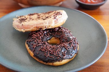 Yumuşak ve pofuduk çörekler, 13 Şubat 2025 'te yakalanan ince şekerle toz haline getirildi. Altın sarısı dokular ve tatlı kaplamalar lezzetli ve cezbedici bir ziyafet yaratır.