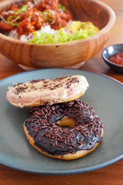 Yumuşak ve pofuduk çörekler, 13 Şubat 2025 'te yakalanan ince şekerle toz haline getirildi. Altın sarısı dokular ve tatlı kaplamalar lezzetli ve cezbedici bir ziyafet yaratır.