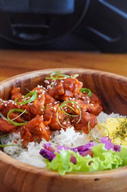 Endonezya usulü tavuk teriyaki pilav kasesi, 13 Şubat 2025 'te yakalandı. Lezzetli tatlı soslu ızgara tavuk ve sıcak pirinç üzerine servis edilen yerel baharatlar.