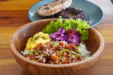 Endonezya usulü tavuk teriyaki pilav kasesi, 13 Şubat 2025 'te yakalandı. Lezzetli tatlı soslu ızgara tavuk ve sıcak pirinç üzerine servis edilen yerel baharatlar.