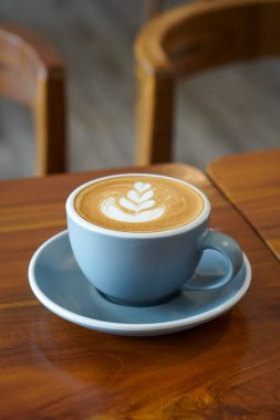 30 Nisan 2025 'te yakalanan sıcak kafeinli latte. Yumuşak bir espresso ve buğulanmış süt karışımı köpüklü, sıcak ve rahatlatıcı bir kahve deneyimi sunuyor.