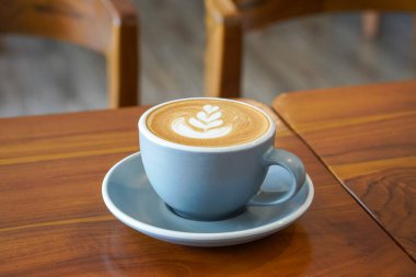 30 Nisan 2025 'te yakalanan sıcak kafeinli latte. Yumuşak bir espresso ve buğulanmış süt karışımı köpüklü, sıcak ve rahatlatıcı bir kahve deneyimi sunuyor.