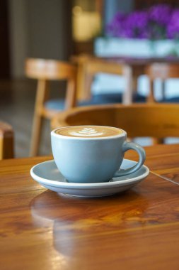 30 Nisan 2025 'te yakalanan sıcak kafeinli latte. Yumuşak bir espresso ve buğulanmış süt karışımı köpüklü, sıcak ve rahatlatıcı bir kahve deneyimi sunuyor.