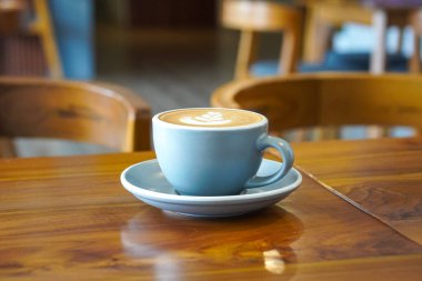 30 Nisan 2025 'te yakalanan sıcak kafeinli latte. Yumuşak bir espresso ve buğulanmış süt karışımı köpüklü, sıcak ve rahatlatıcı bir kahve deneyimi sunuyor.