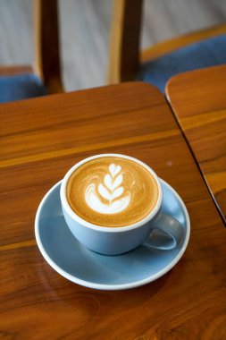 30 Nisan 2025 'te yakalanan sıcak kafeinli latte. Yumuşak bir espresso ve buğulanmış süt karışımı köpüklü, sıcak ve rahatlatıcı bir kahve deneyimi sunuyor.