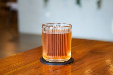 Buzlu Elmalı Turta Çayı, Endonezya, 4 Haziran 2025 'te yakalandı. Elma, tarçın ve baharatla harmanlanmış soğuk bir çay, klasik elmalı turtadan esinlenerek ferahlatıcı bir tat sunuyor..