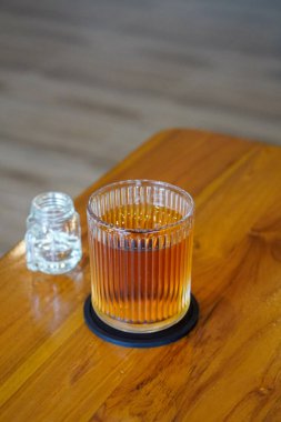 Buzlu Elmalı Turta Çayı, Endonezya, 4 Haziran 2025 'te yakalandı. Elma, tarçın ve baharatla harmanlanmış soğuk bir çay, klasik elmalı turtadan esinlenerek ferahlatıcı bir tat sunuyor..