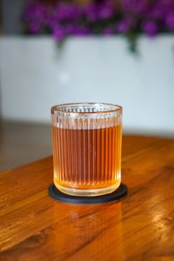 Buzlu Elmalı Turta Çayı, Endonezya, 4 Haziran 2025 'te yakalandı. Elma, tarçın ve baharatla harmanlanmış soğuk bir çay, klasik elmalı turtadan esinlenerek ferahlatıcı bir tat sunuyor..