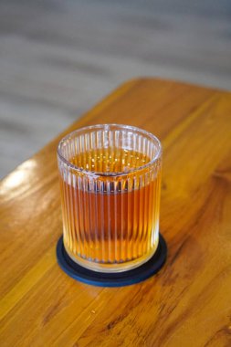 Buzlu Elmalı Turta Çayı, Endonezya, 4 Haziran 2025 'te yakalandı. Elma, tarçın ve baharatla harmanlanmış soğuk bir çay, klasik elmalı turtadan esinlenerek ferahlatıcı bir tat sunuyor..