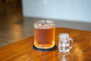 Buzlu Elmalı Turta Çayı, Endonezya, 4 Haziran 2025 'te yakalandı. Elma, tarçın ve baharatla harmanlanmış soğuk bir çay, klasik elmalı turtadan esinlenerek ferahlatıcı bir tat sunuyor..