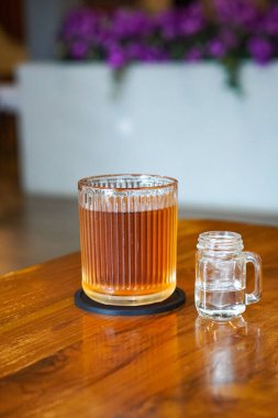 Buzlu Elmalı Turta Çayı, Endonezya, 4 Haziran 2025 'te yakalandı. Elma, tarçın ve baharatla harmanlanmış soğuk bir çay, klasik elmalı turtadan esinlenerek ferahlatıcı bir tat sunuyor..