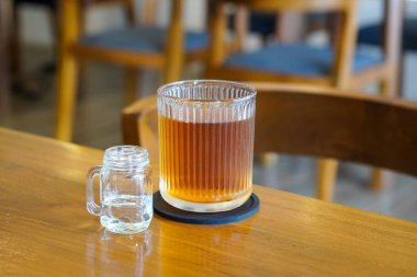 Buzlu Elmalı Turta Çayı, Endonezya, 4 Haziran 2025 'te yakalandı. Elma, tarçın ve baharatla harmanlanmış soğuk bir çay, klasik elmalı turtadan esinlenerek ferahlatıcı bir tat sunuyor..