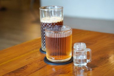 Buzlu Elmalı Turta Çayı, Endonezya, 4 Haziran 2025 'te yakalandı. Elma, tarçın ve baharatla harmanlanmış soğuk bir çay, klasik elmalı turtadan esinlenerek ferahlatıcı bir tat sunuyor..