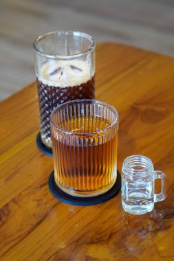 Buzlu Elmalı Turta Çayı, Endonezya, 4 Haziran 2025 'te yakalandı. Elma, tarçın ve baharatla harmanlanmış soğuk bir çay, klasik elmalı turtadan esinlenerek ferahlatıcı bir tat sunuyor..