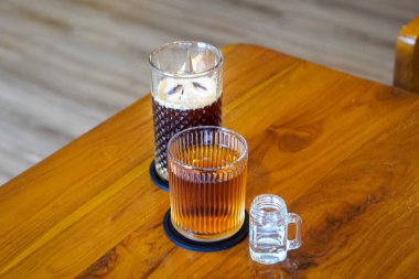 Buzlu Elmalı Turta Çayı, Endonezya, 4 Haziran 2025 'te yakalandı. Elma, tarçın ve baharatla harmanlanmış soğuk bir çay, klasik elmalı turtadan esinlenerek ferahlatıcı bir tat sunuyor..