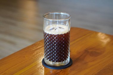 Buzlu Americano, Endonezya, 4 Haziran 2025 'te yakalandı. Zengin espresso ile soğuk su ve buzu birleştirerek yapılan ferahlatıcı bir kahve içeceği. Cesur bir lezzet ve pürüzsüz bir son sunuyor..